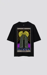 Remera negra de algodón con estampado sublimado en la espalda de una carta del tarot llamada 'La Torre'.