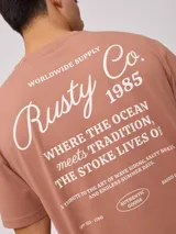 Remera color ladrillo de corte holgado, con estampa en la espalda con el logo de la marca y texto alusivo al surf.