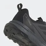 Championes de trail running Adidas Terrex Tracefinder 2, color negro con detalles en gris.