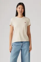Remera color avena de corte recto, manga corta y cuello redondo. Tiene un pequeño logo de Levi's en el pecho.