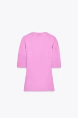 Camiseta rosa entallada de algodón con cuello redondo y mangas cortas.