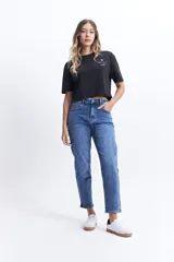 Jean mom de tiro medio color gris oscuro, confeccionado en 100% algodón.