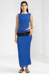 Top sin mangas color azul eléctrico, con detalle de abertura lateral en la cintura y logo metálico en la parte posterior.