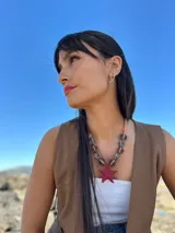 Collar con medallón de estrella en resina y cuentas de cerámica, con tiento sintético regulable.
