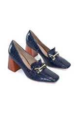 Zapato de cuero azul noche con estampado de cocodrilo, punta cuadrada, detalle metálico dorado y taco geométrico de madera.