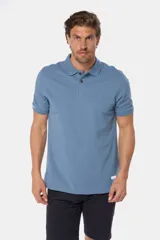 Remera polo azul de piqué liso, con cuello de rib y botones personalizados.