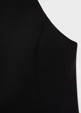 Top negro con cuello redondo, sisas amplias y corte entallado.