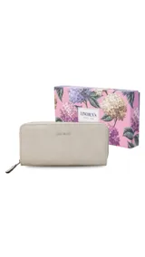 Billetera larga color beige de símil cuero, con cierre perimetral y bolsillo trasero con cierre.