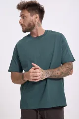 Remera gris de corte clásico y mangas cortas.