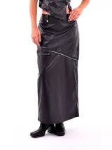 Pollera larga de cuero sintético negro, corte recto, con bolsillo lateral y cierre metálico diagonal.