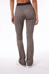 Pantalón bootcut de polisap con estampado de logos en tonos beige y negro. Elástico negro con logo tejido en la cintura.