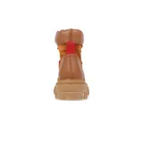 Borcego tobillero de cuero, con tobillo acolchado, talón de cuero y suela acanalada para mayor tracción.