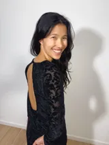 Vestido corto negro de terciopelo con estampado abstracto, mangas largas, espalda abierta en forma de gota y elástico en la cintura.