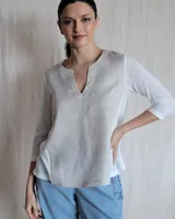 Blusa color crudo con escote en V y mangas 3/4.