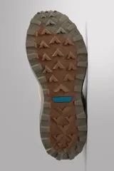 Zapatilla deportiva para hombre, color beige, con detalles en marrón y verde. Fabricada con tejido de punto transpirable y tecnología Shield Protect Max en puntera y talón. Cuenta con ajuste de cordones, tirador trasero, plantilla OrthoLite® extraíble, entresuela Spume Foam V3 y suela de goma.