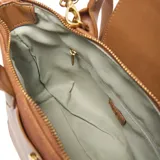 Cartera de mano y hombro color habano, con cuerpo de tela tejida y detalles en cuero sintético liso. Presenta un bolsillo frontal con solapa y broche dorado, asas cortas y correa larga regulable y desmontable. El logo 'XL' está aplicado en el centro del bolsillo frontal.