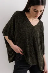 Sweater tejido de punto color crudo, con escote en V, mangas 3/4 y corte holgado.