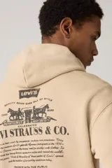 Buzo canguro color beige con capucha y cordones ajustables. Logo de Levi's estampado en el pecho.