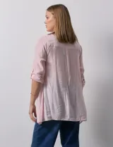 Camisa larga de rayón marca Robert Louis, con estampado a rayas verticales en tonos coral y blanco. Tiene cuello con solapa, abertura central con botones, mangas largas regulables con presilla y botón, y tajos laterales.