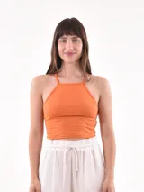 Musculosa color naranja con breteles finos y escote cuadrado.