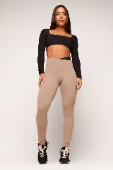 Top deportivo color verde oliva, de manga larga y escote cuadrado.