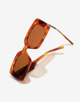 Lentes de sol unisex Hawkers modelo Jam, con montura rectangular de carey caramelo y lentes marrones.