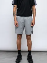 Short de entrenamiento Umbro Vive para hombre, color negro con detalles en gris. Confeccionado en tejido elástico de cuatro direcciones. Incluye logo de Umbro en la pierna izquierda.