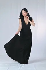 Vestido largo de fiesta color azul con escote en V, breteles anchos y bordado de lentejuelas en el escote y la cintura.