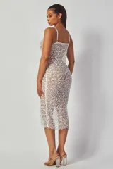 Vestido midi de encaje blanco con breteles finos y silueta ajustada.