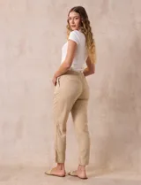 Pantalón liso color beige, marca Dash, con pretina elastizada, bolsillos delanteros y bolsillos traseros simulados.