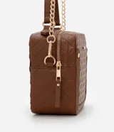 Bolso camera bag transversal mediano color beige, con cierre de cremallera, correa de mano y asa larga con detalle de cadenas desmontables.