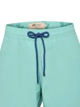 Short de baño celeste con cordón azul en la cintura y logo de la marca en la parte posterior.