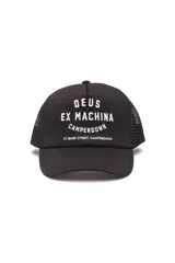 Gorra negra tipo trucker con paneles de malla en los laterales y parte trasera. Estampado frontal con el logo de la marca Deus Ex Machina y la dirección de la tienda en Camperdown, Australia.