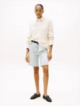 Sweater color crema de punto trenzado con cuello redondo y corte holgado.