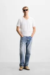 Camiseta negra de algodón con elasticidad, corte slim fit, cuello en V y mangas cortas.