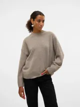 Sweater de punto grueso color beige, con cuello redondo y hombros caídos.