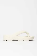 Sandalias tipo ojotas color crema con plataforma track.