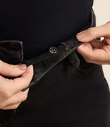 Pantalón de jean negro de corte recto, tiro medio, con elastano para mayor comodidad. Presenta terminación deshilachada en el ruedo.