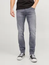 Jean de hombre gris con corte slim fit, cinco bolsillos y cierre con botón.