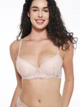 Conjunto de ropa interior color borgoña de encaje, compuesto por un soutien con aro y una bombacha tipo colaless.