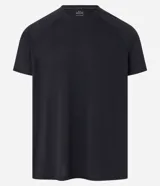 Remera deportiva color coral, de corte regular, con cuello redondo y mangas cortas. Confeccionada en tejido de poliéster con tecnología Dry y estampa lettering en gel en el pecho.