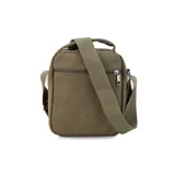 Morral de tela canvas color marrón, con correa regulable, asa de mano, cierre superior, dos bolsillos frontales con cierre, llavero exterior, bolsillos internos y bolsillo trasero con cierre.