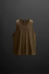 Musculosa color marrón confeccionada en tejido de algodón. Corte regular fit, cuello redondo amplio y sisa ancha.