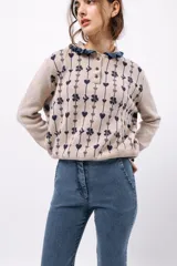 Pantalón de gabardina elastizada color azul marino, de corte acampanado con aberturas laterales con botones.