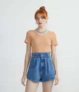 Blusa color durazno de viscosa con escote en V y mangas cortas.