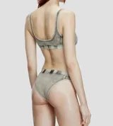 Calzoncillos tipo bikini de algodón elástico, color gris claro con efecto desteñido oscuro en la cintura, imitando el denim. Presentan una banda elástica con el logotipo de Diesel Industry.