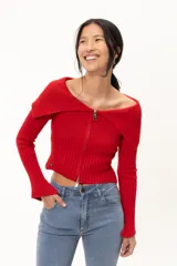 Sweater de ribete con hombros al descubierto, color violeta, con cierre frontal y diseño ajustado.