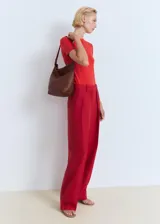 Remera de tejido de punto fino color rojo, de manga corta y cuello redondo.