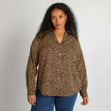 Blusa de manga larga con estampado animal print, cuello camisero y cierre frontal con botones.