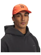 Gorro deportivo color naranja con logo "UA" bordado en negro en el frente.